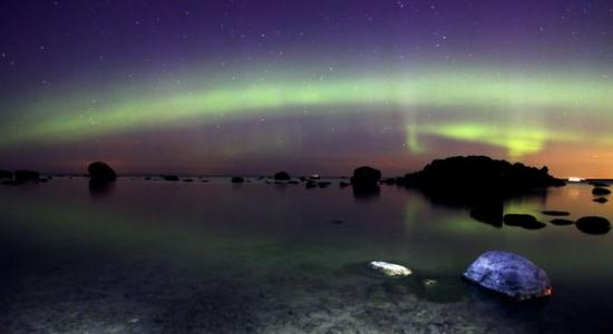 爱沙尼亚一个湖泊上空的北极光