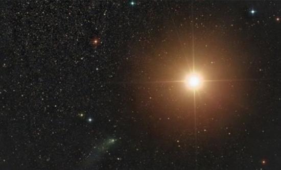 天文摄影师Damian Peach拍摄到正在接近火星的赛丁泉彗星画面（画面中央偏下位置绿色天体）