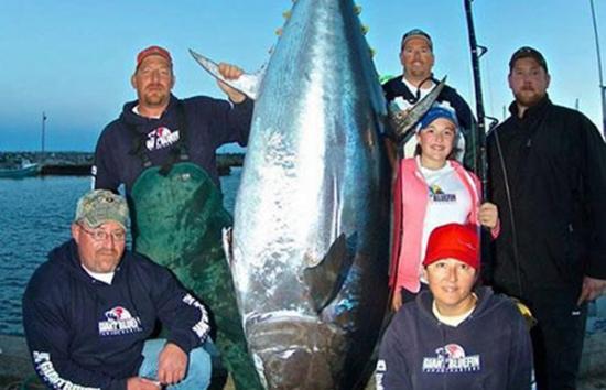 加拿大12岁女童钓上一条616磅重的巨型金枪鱼
