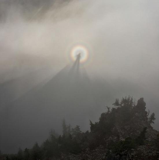 这是一种阳光透过云雾，经由云雾中的水滴发生衍射与干涉，最终形成一圈彩虹光环的光学现象。