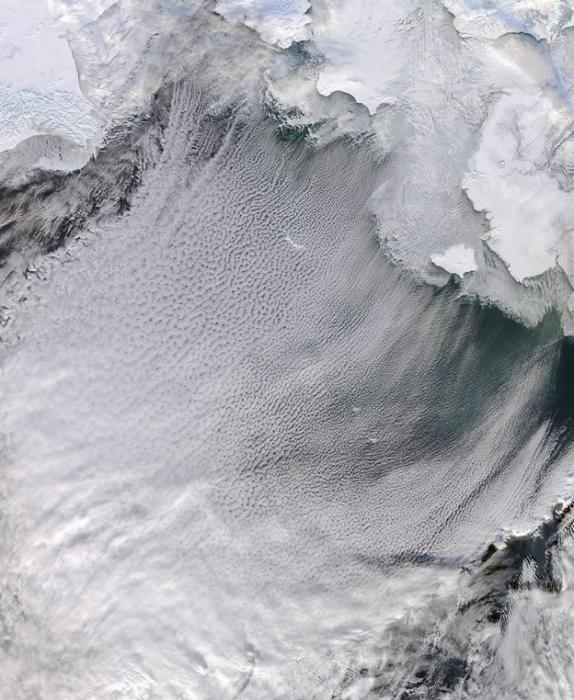 NASA水文气象卫星捕捉到白令海峡上出现震撼人心的“云道”景象