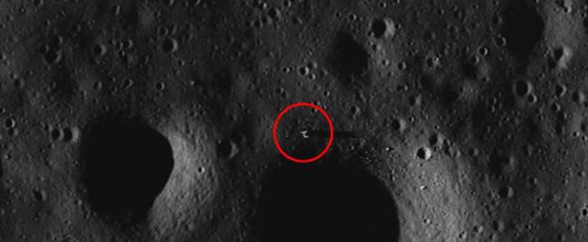 UFO爱好者在观看月亮卫星图片时发现不明白色物体 专家称是外星人基地