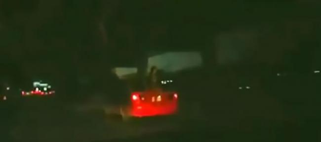 是人还是鬼？泰国一辆红色轿车的后车厢上竟然坐着一名长发及肩的女子