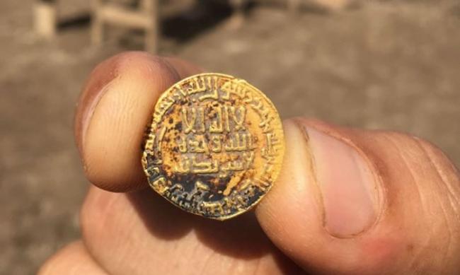金币上印有阿拉伯文。