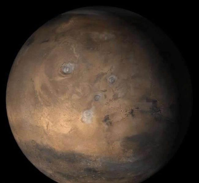 科学家对火星化学物质的最新研究显示，可能存在火星表面的盐水，或许能让好氧微生物或什至是像海绵这样的简单动物在其中生存。 PHOTOGRAPH BY NASA/J
