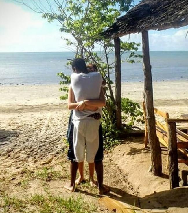 美国社群网站Reddit奇怪照片：夫妻拥抱照“下半身好怪”