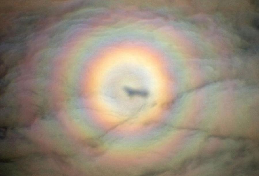 有时候在飞机上也会观察到下方云层上出现包括飞机阴影的光环现象。俄罗斯摄影师Alexey Zolotnycyn在离开莫斯科机场后不久，成功地透过飞机窗口拍摄到这张