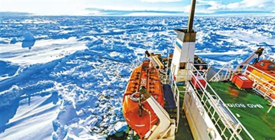 日前，俄罗斯科考船“绍卡利斯基院士”号因天气状况骤然恶化，一度在南极洲沿岸被厚冰困住动弹不得