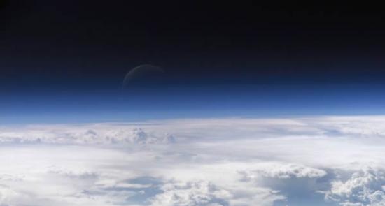 宇航员拍摄地球大气层顶端图片，显示了天空的蓝色色调逐渐融入太空的黑色。