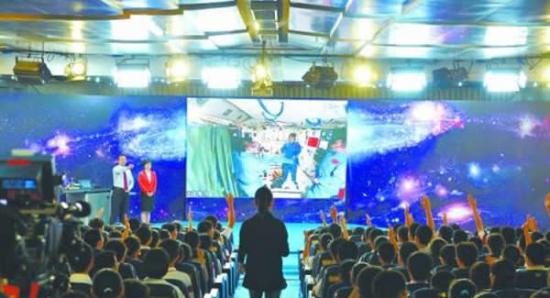 20日上午，在中国人民大学附属中学太空授课地面课堂，学生们举手向航天员王亚平提问。