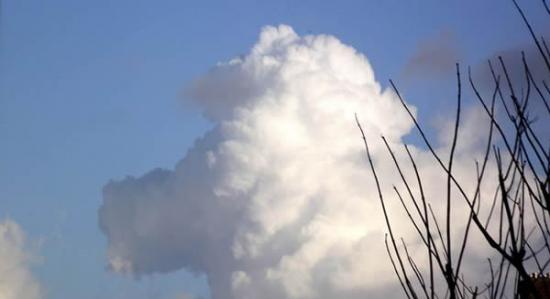 英国柴郡威勒尔地区天空中拍摄到一片像极贵妇犬的云彩