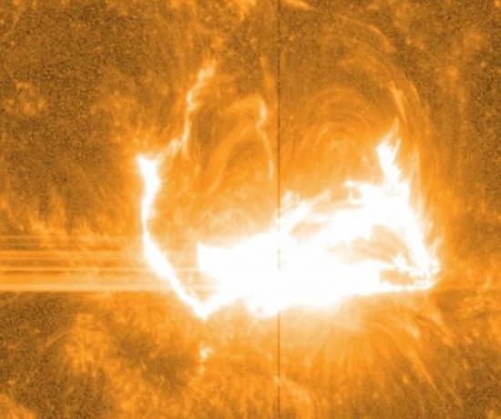 2014年3月29日，NASA还记录到一次强烈的耀斑爆发。这张照片是由Iris探测器拍摄的，显示在距离太阳表面大约650英里(约1000公里)的高度上的物质。