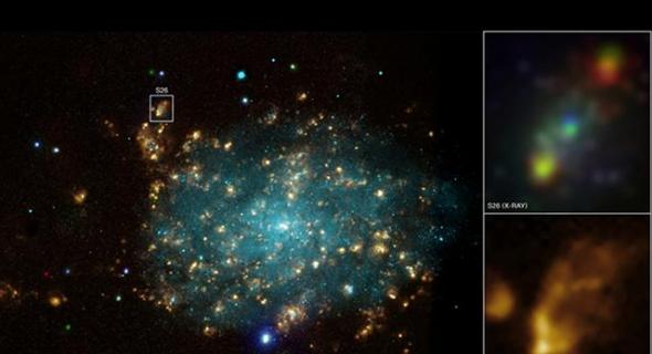 NGC 7793星系的P13黑洞释放出强烈的辐射, 图像下方我们可以看到非常明亮的蓝色光源