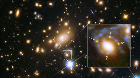 哈勃望远镜通过引力透镜拍摄到93亿光年外的超新星，图中四个箭头是爱因斯坦十字形成的前景像，其实其背后只有一颗超新星。