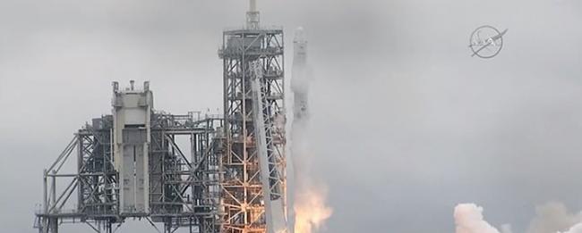 SpaceX猎鹰9号火箭从美国佛罗里达州发射台升空