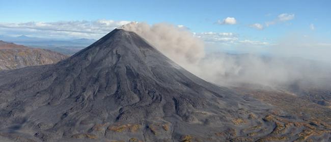俄罗斯堪察加半岛卡丽姆斯卡火山一天内二次喷发