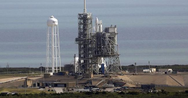 SpaceX猎鹰9号火箭从美国佛罗里达州发射台升空