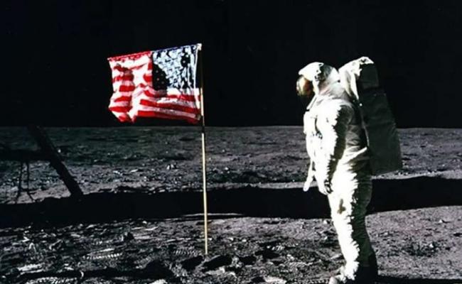 美国宇航员在1969年成功登月。