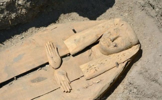 日本考古团队在埃及出土平民棺木 女性木乃伊助揭古代葬礼文化