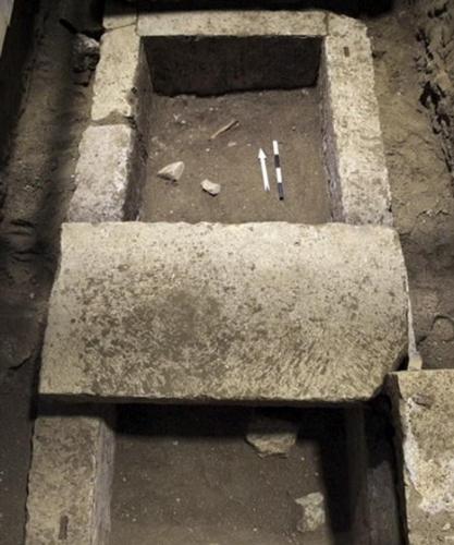 希腊文化部指出，尸骨散布在石纹水槽内部和周围，该水槽在8米高拱形墓室地板之下。