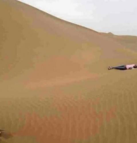 新疆沙漠发现女尸 初判死亡2个月