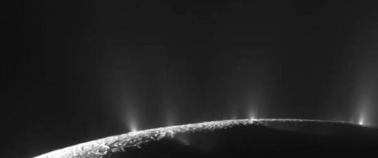 卡西尼飞船拍摄到的土卫二南极地区水汽喷流