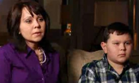 哈蒙斯（右）与母亲辛蒂在电视节目上讲述“前世今生”事。
