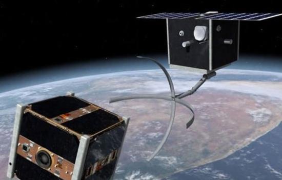 “太空清理者1号”由多级平台发射进入轨道，高度可达700公里，可清理轨道上的垃圾