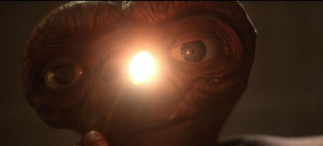 《E.T.外星人》电影深入民心。