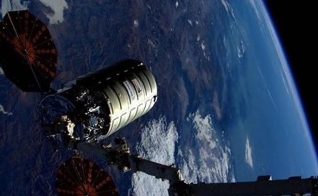 太空人在玻利维亚上空，放走太空囊。