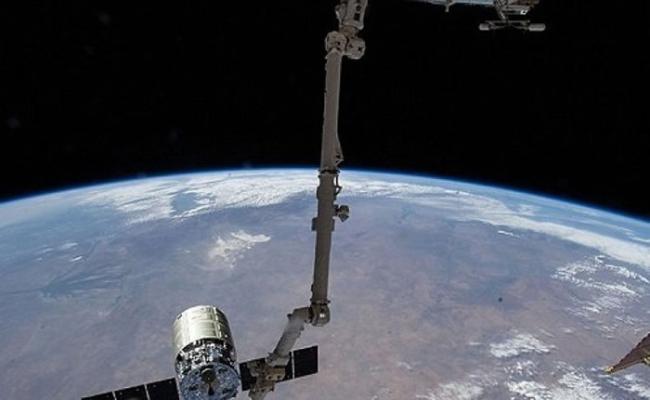 太空囊Cygnus与国际太空站分离。