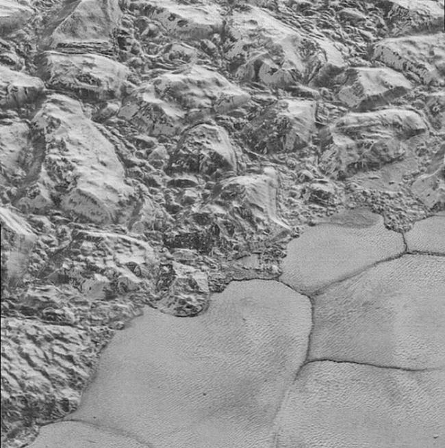 美国宇航局的“新视野”号探测器拍摄到冥王星的海岸线