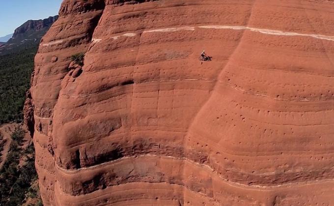 无人机一路追随科贝克拍摄，记录这令人难以置信的画面。