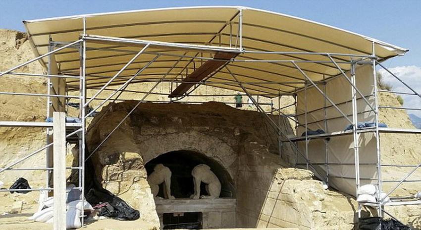 上周，考古学家在该墓室内部发现骨骼残骸，挖掘地点位于希腊北部安菲波利斯地区，这具神秘墓室引起了科学家的兴趣和猜测，最大焦点在于它究竟是谁的坟墓。