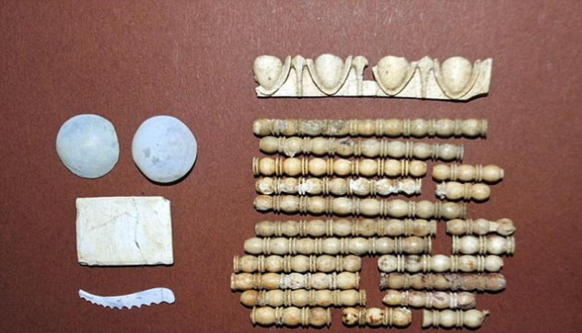 在这个墓室里发现一些雕刻骨骼碎片和棺材装饰物，但是没有马其顿士兵使用的头盔、盾牌或者其它军用武器。