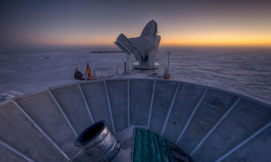 位于南极的BICEP2望远镜（前景）与南极望远镜。 BICEP2是最先取得重力波证据的望远镜，这个发现目前受到热烈讨论。 Photograph courtesy