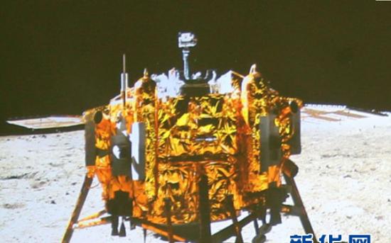 12月15日晚，正在月球上开展科学探测工作的嫦娥三号着陆器和巡视器进行互成像实验，“两器”顺利互拍，嫦娥三号任务取得圆满成功。