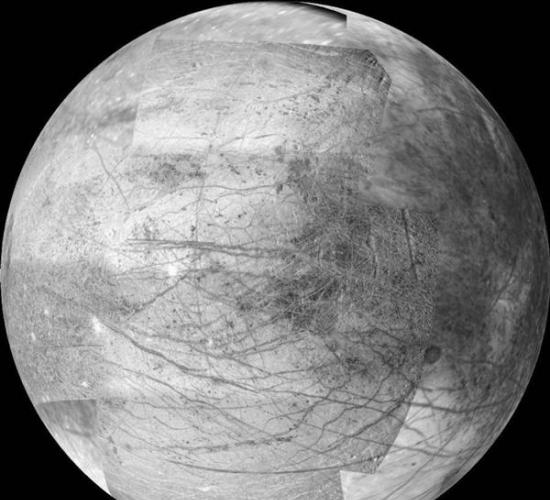上世纪90年代末的伽利略任务中，探测器对木卫二上的冰层进行了分析，发现其冰下存在海洋