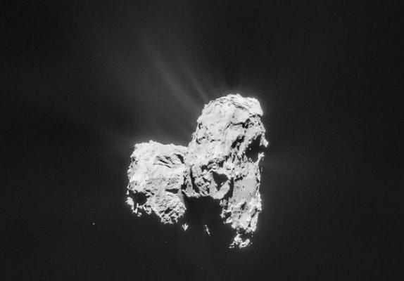 这是上周由罗塞塔飞船拍摄的彗星照片，此时两者之间距离约100公里。目前，67P彗星距离太阳约3.28亿公里，并正在以每秒约23公里的速度继续朝着太阳飞行。