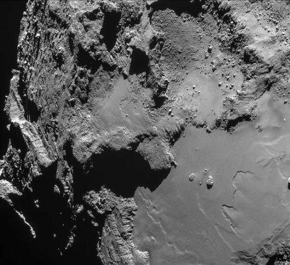 于是项目组决定让罗塞塔飞船拉大与彗星之间的距离，只有偶尔一次会尝试降低轨道并对局部特定地点进行细致观察，2月14日进行的这次近距离飞行就是这样的一次安排。