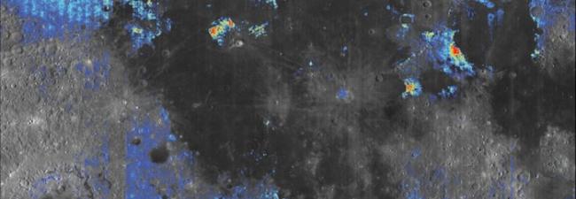 这张地图显示出月球表面上的火山玻璃沉积物分布。 ILLUSTRATION BY MILLIKEN LAB/BROWN UNIVERSITY