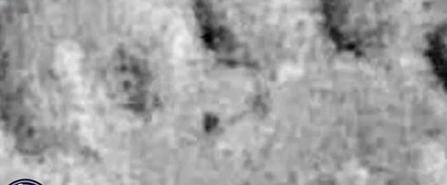 美国望远镜观测月球表面时发现怀疑是UFO的神秘三角状黑色物体盘旋