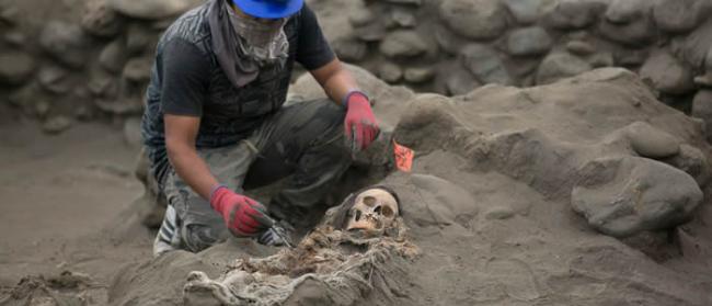 考古学家在秘鲁1900年历史墓地出土有“多余”肢体的人类骸骨
