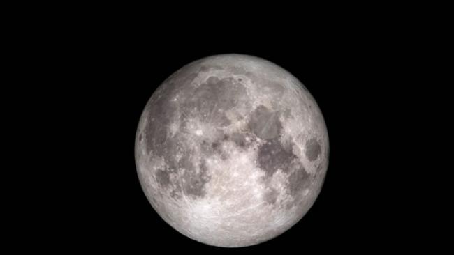 过去科学家曾经认为月球上完全没有水，但近年的研究证明这是错的。 PHOTOGRAPH BY NASA