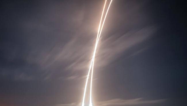 当地时间12月21日，美国佛州卡纳维拉尔角，SpaceX“猎鹰9号”火箭发射升空。8分钟后，火箭成功着陆实现回收利用。
