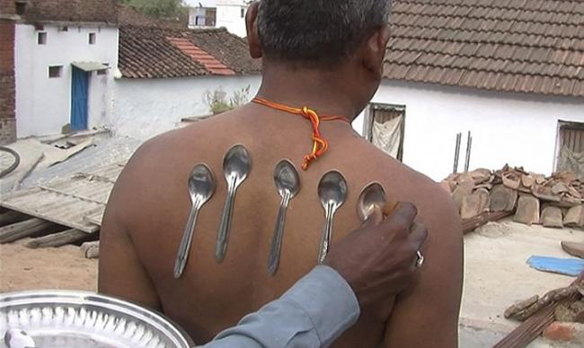 印度男子Arun Raikwar身体有强劲磁场能吸各类金属物