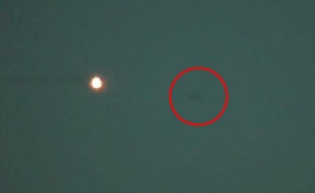 有网民用超强变相机拍摄，发现光球附近有一个飞机形状的黑影（红圈示）。
