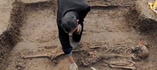 10月26日，考古人员在发掘现场清理