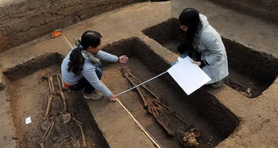 10月26日，考古人员在发掘现场工作。