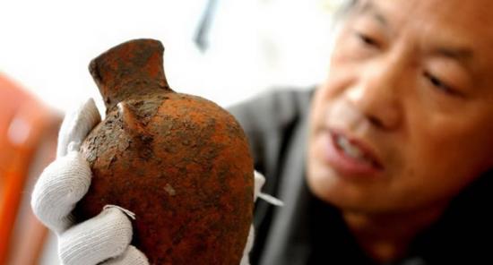 10月26日，考古人员对发掘出土的文物进行保护处理。